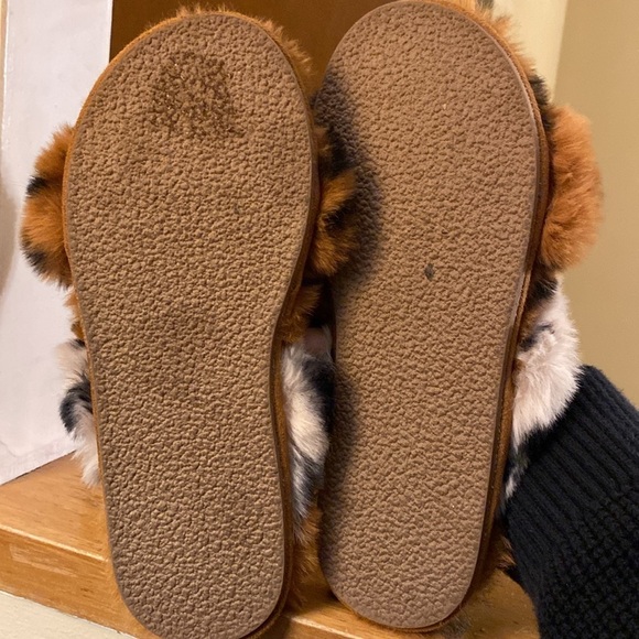 Anthropoligie Cheetah Fuzzy Cozy Slippers M/L - Picture 3 of 4